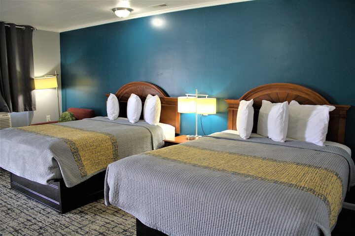 Deluxe Room 1 Queen Bed (10 of 10)