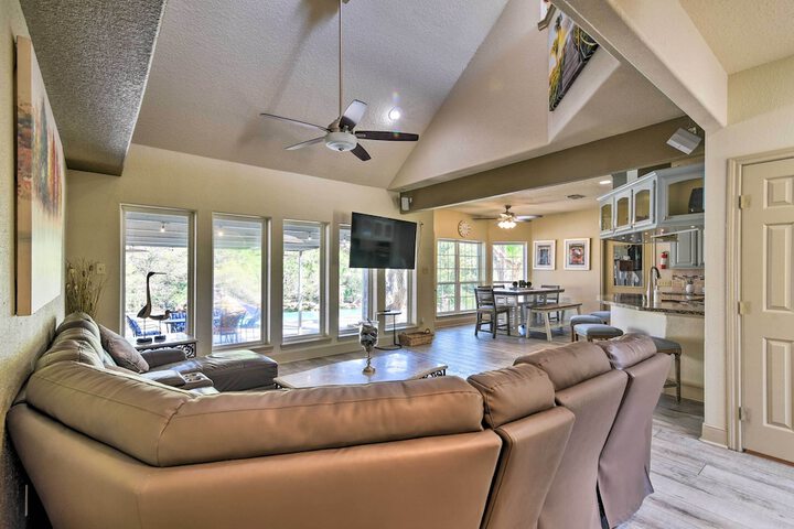 Waterfront Family Home w / Patio in Hitchcock