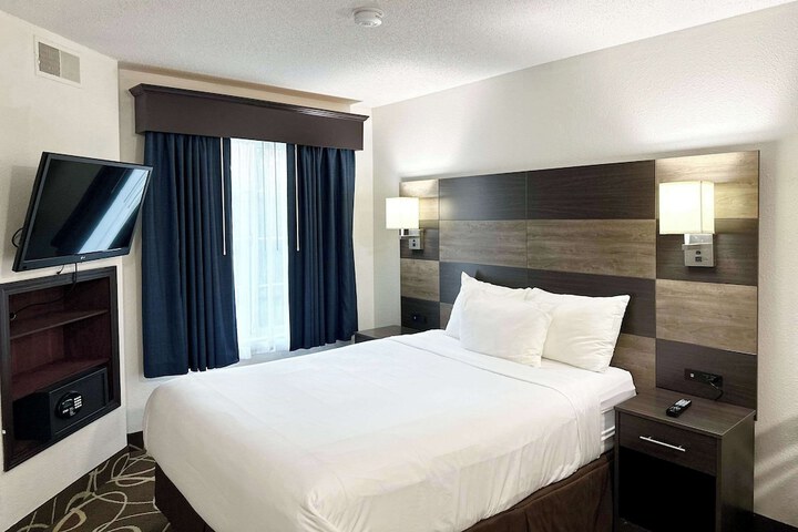 1 Queen Bed Efficiency Suite (36 of 54)