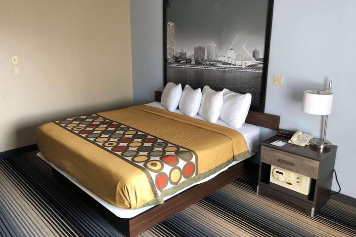 1 King Bed (5 of 25)