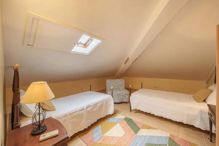 Room 6 of 17