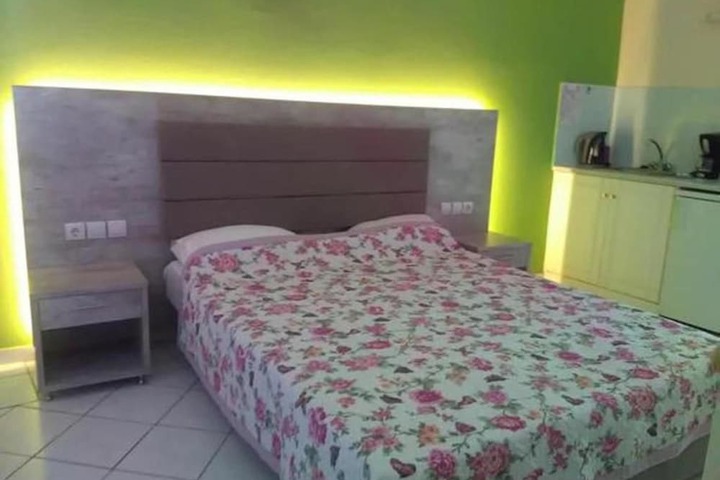 Room 6 of 12