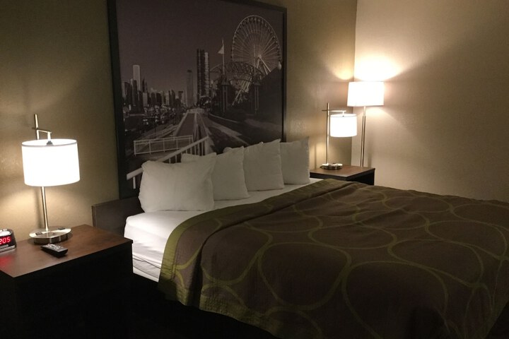 1 King Bed (2 of 6)
