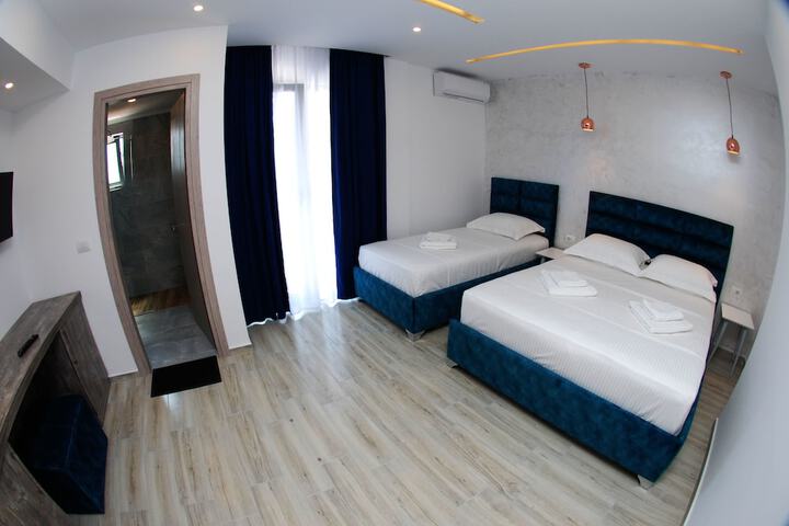 Room 6 of 103