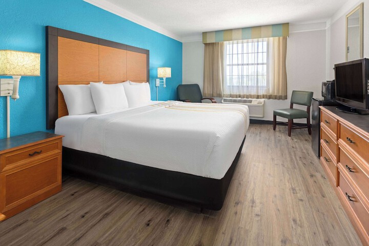 1 King Bed Deluxe Room (11 of 14)
