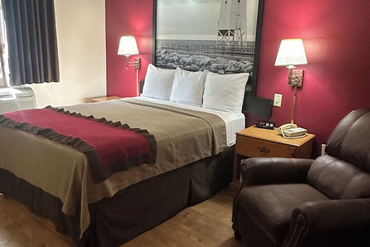 1 Queen Bed Mobility Accessible (8 of 10)