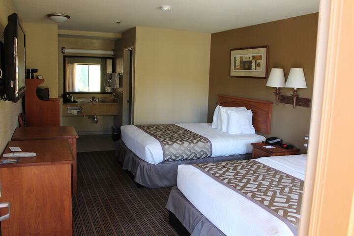 1 Queen Bed (3 of 15)