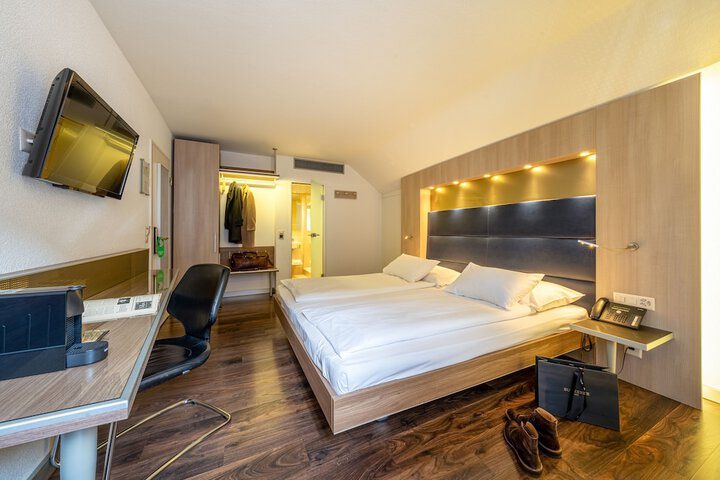 Room 44 of 107