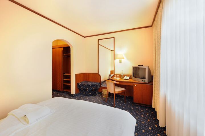 Room 33 of 60
