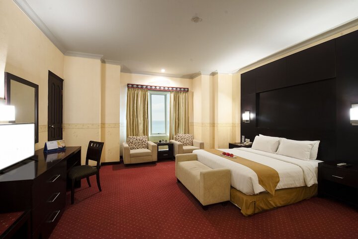 Room 4 of 33