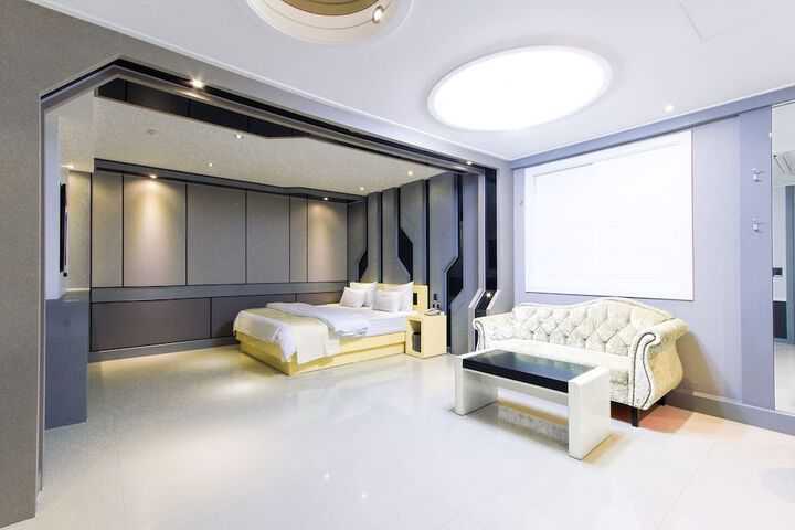 Room 8 of 80