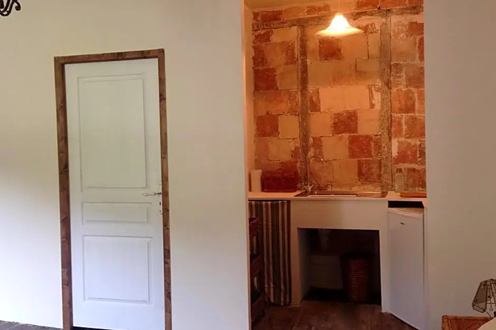 Room 7 of 18