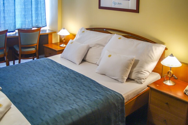 Room 3 of 65