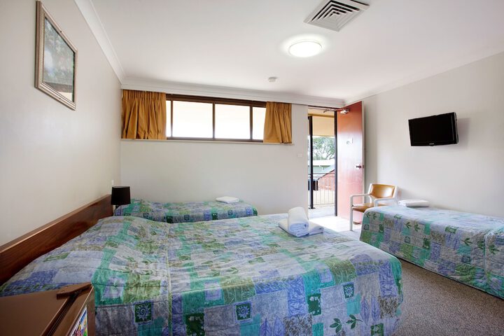 Room 4 of 33