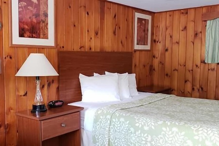 1 Queen Bed (6 of 8)