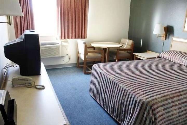 1 Queen Bed (3 of 4)
