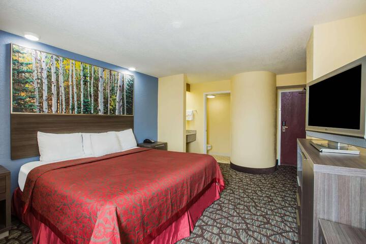 1 King Bed (10 of 11)