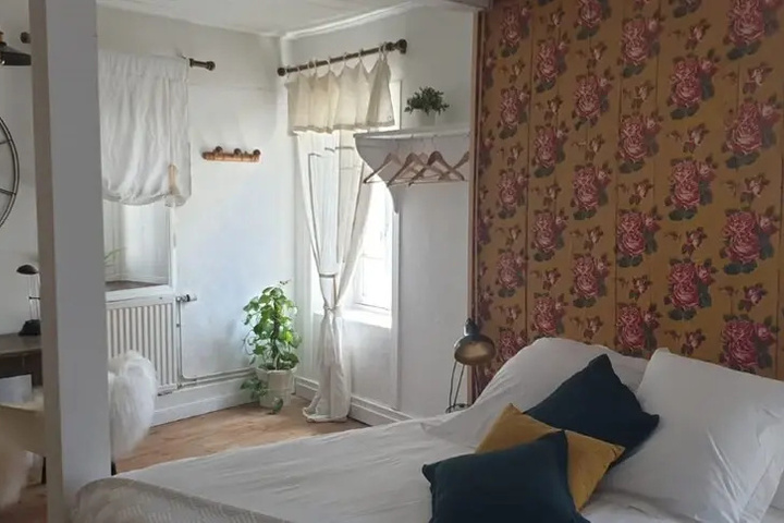 Room 6 of 17