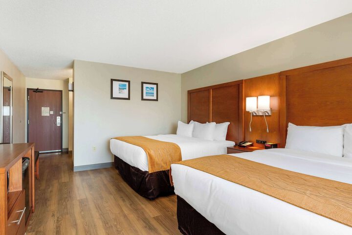2 Queen Beds Accessible (13 of 17)