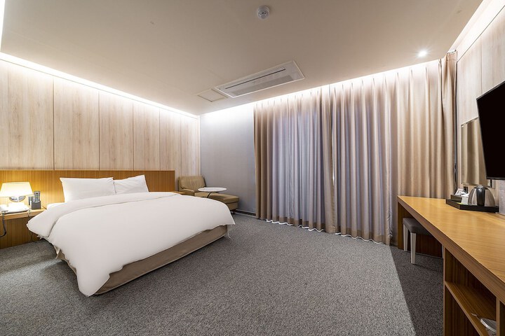Room 11 of 34