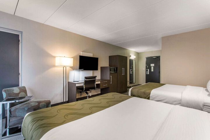 1 Queen Bed (3 of 13)