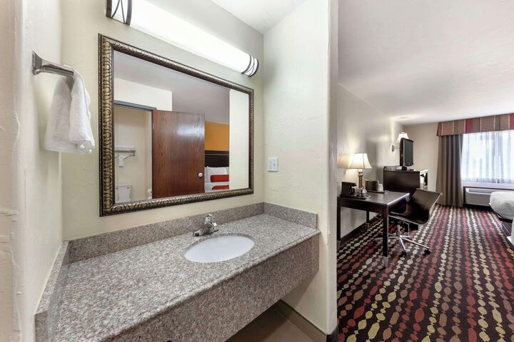 2 Queen Beds High Speed Internet Accessible Microwave and Refrigerator Pet Friendly Room Fu (3 of 11)