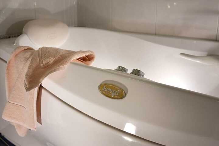 Jetted tub