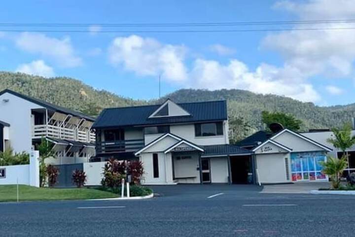 Exterior of Cannonvale Reef Gateway Hotel