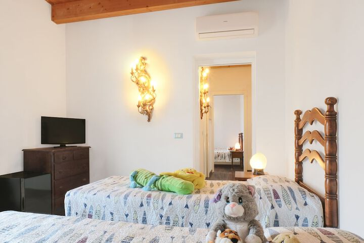 Room 12 of 82