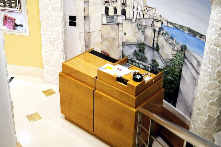 Check-in/check-out kiosk