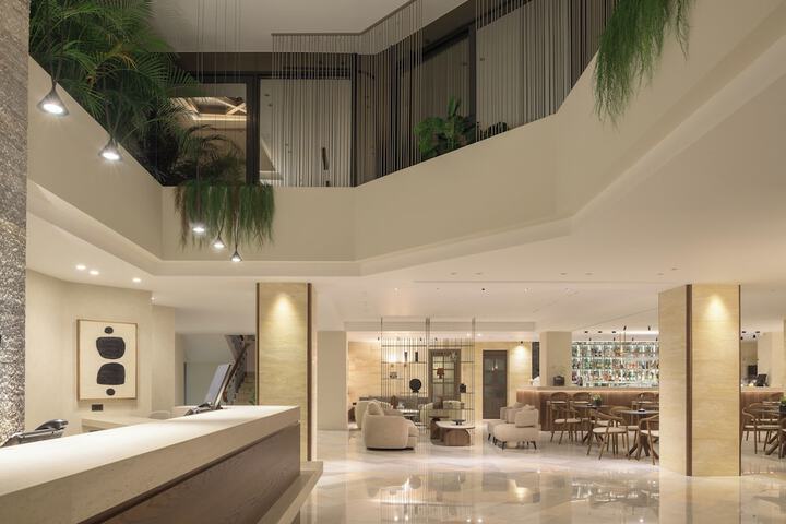 Entrance & Lobby