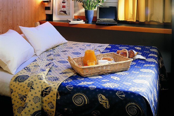 Room 2 of 8
