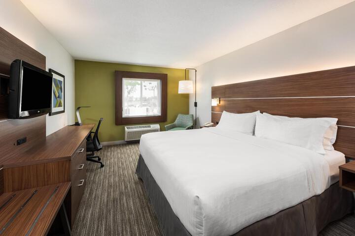 1 King Bed (1 of 7)