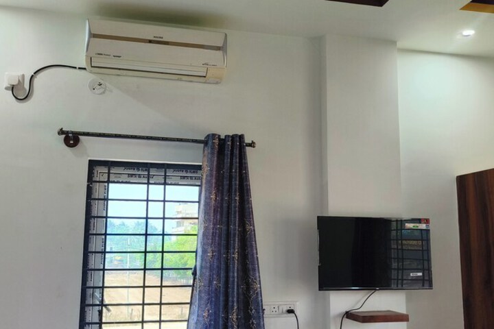 Room 5 of 15