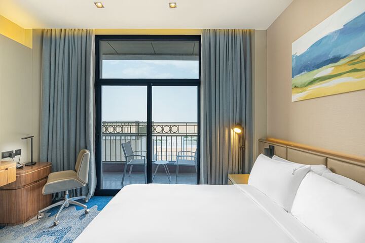 Room 6 of 80
