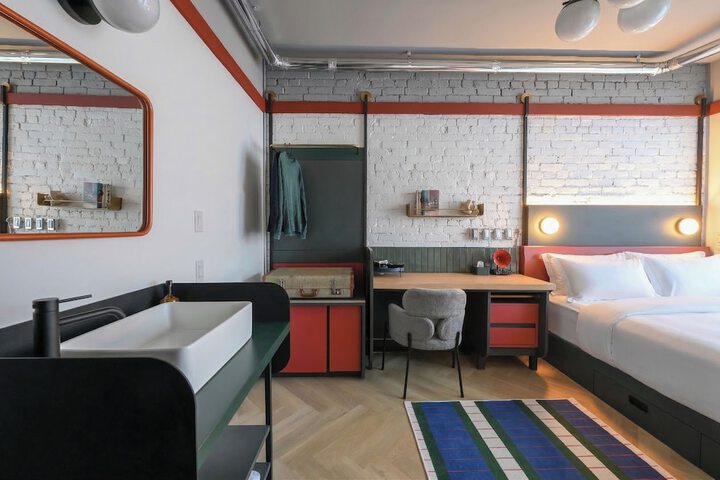 Room 8 of 40