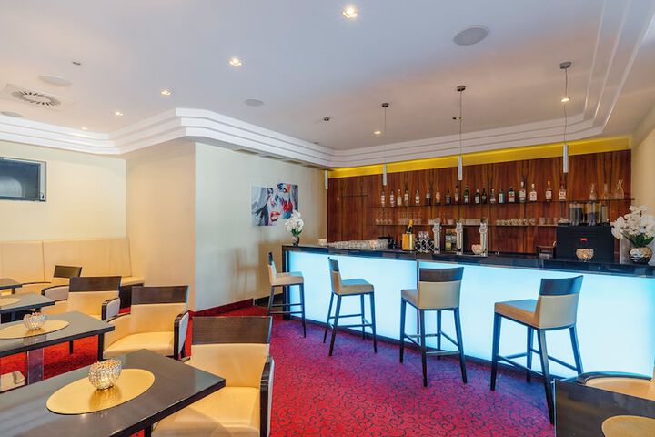 Lounge 58 of 72