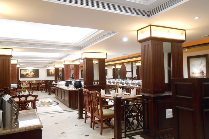 Dining 8 of 13