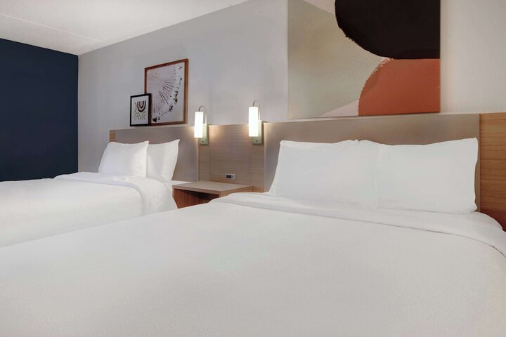 2 Queen Beds (14 of 15)