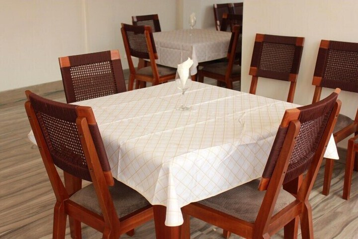 Dining 18 of 32
