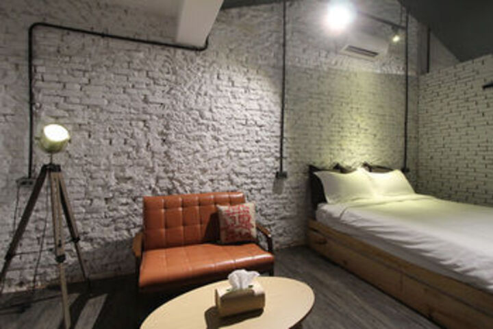Room 9 of 16