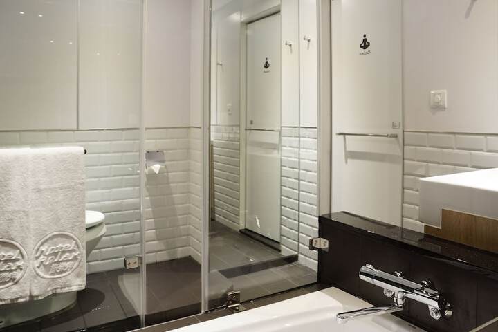 Room 33 of 47