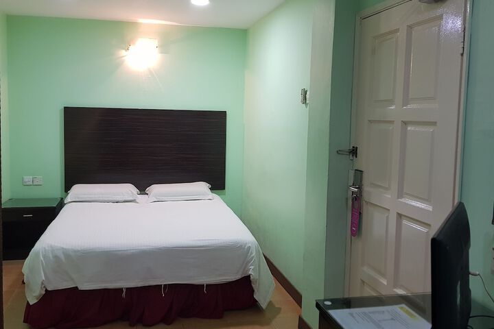 Room 14 of 40