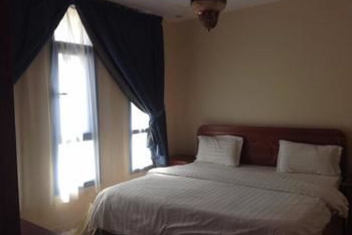 Room 4 of 8