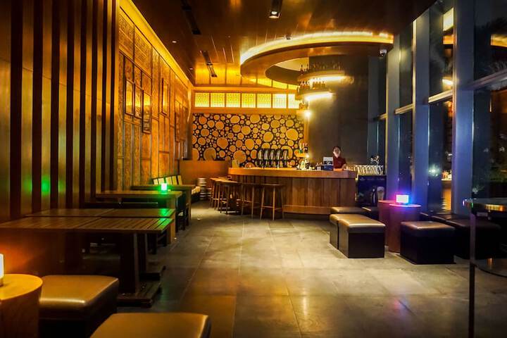 Lounge 98 of 107