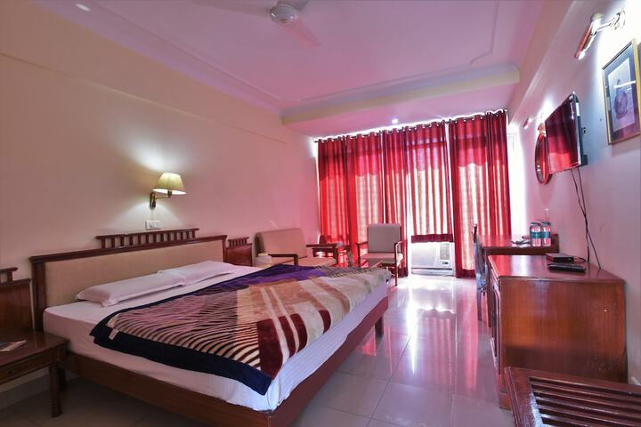 Room 5 of 8