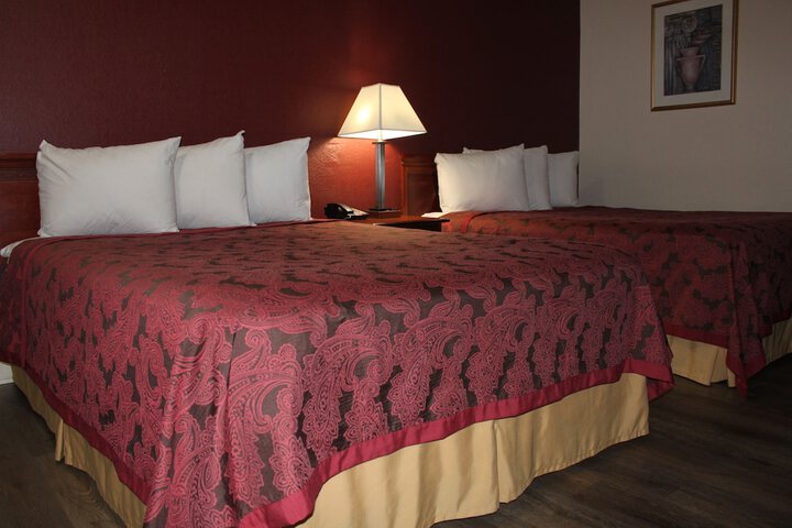 2 Queen Beds (1 of 12)