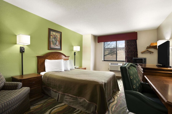 1 Queen Bed (7 of 22)