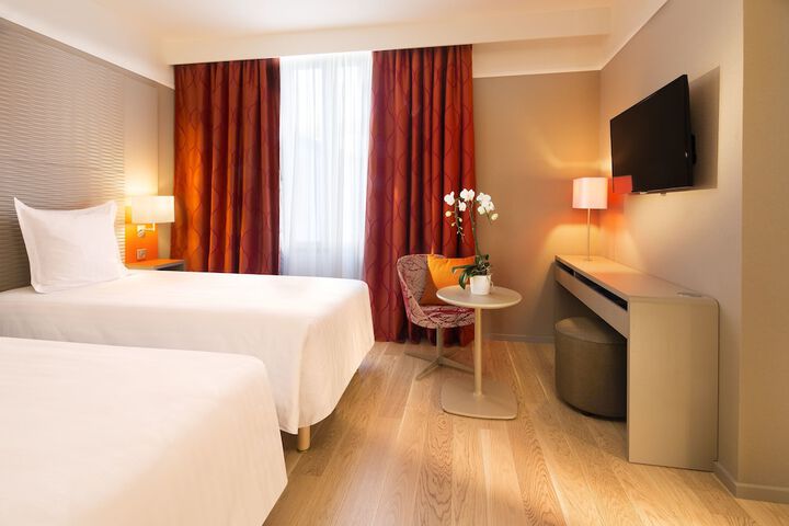 Room 6 of 36