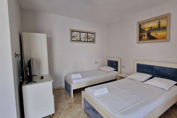Room 6 of 28